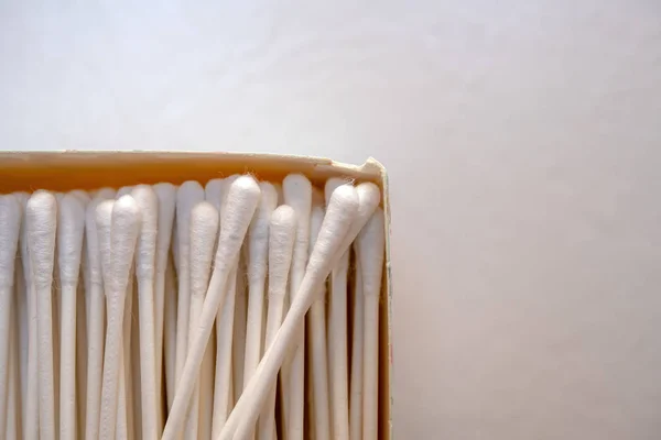 Boutons Coton Blanc Dans Une Boîte Carton — Photo