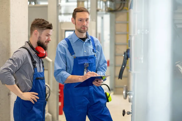 Dos Trabajadores Ropa Trabajo Azul Planta Industrial — Foto de Stock