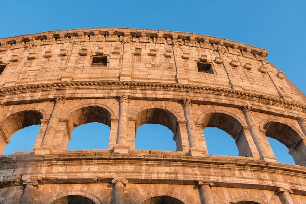 Widok Przodu Łuki Koloseum Świetle Zachodu Słońca Rzym Włochy Poziomo — Zdjęcie stockowe