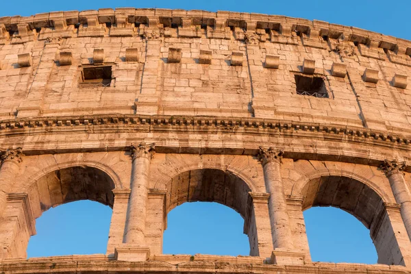Närbild Framsida Tre Bågarna Colosseum Solnedgången Ljus Rom Italien Horisontellt — Stockfoto