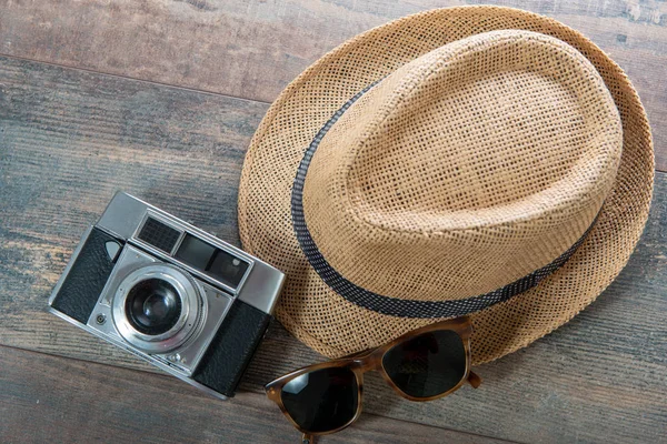 Chapéu Verão Câmera Pronta Para Férias Fundo Madeira — Fotografia de Stock