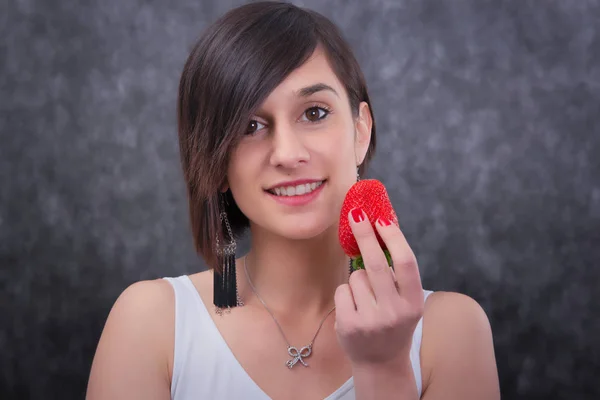 Sonriendo Bastante Joven Morena Mujer Comiendo Fresa —  Fotos de Stock