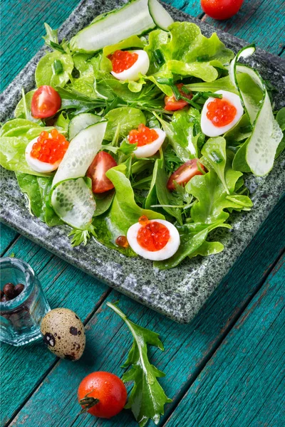 Gezonde Groene Salade Lente Salade Met Groenen Komkommer Rode Kaviaar — Stockfoto