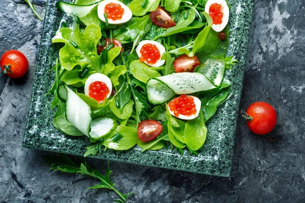 Salada Verde Saudável Salada Primavera Com Verdes Pepino Ovo Caviar — Fotografia de Stock