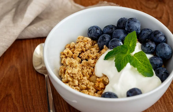 Müsli Mit Joghurt Und Blaubeeren Einer Weißen Schüssel — Stockfoto