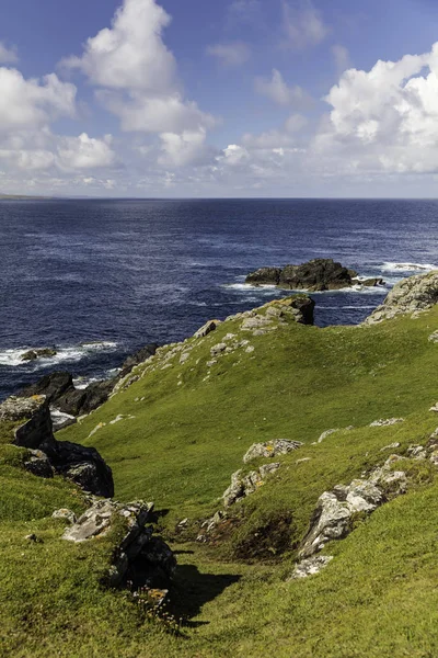 Camino Hacia Mar Pueden Encontrar Rocas Verdes Acantilados Costa Escocia —  Fotos de Stock