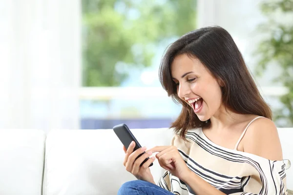 Aufgeregter Mieter Findet Angebote Smartphone Wenn Hause Auf Der Couch — Stockfoto