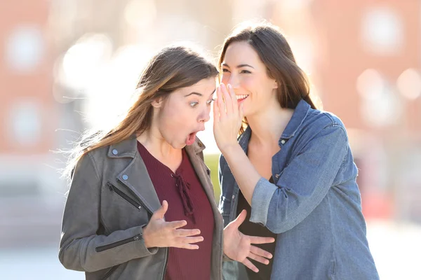 Duas Meninas Fofocas Sussurrando Orelha Segredo Rua — Fotografia de Stock