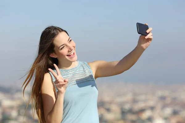 Heureuse Fille Millénaire Prenant Selfies Avec Téléphone Intelligent Plein Air — Photo