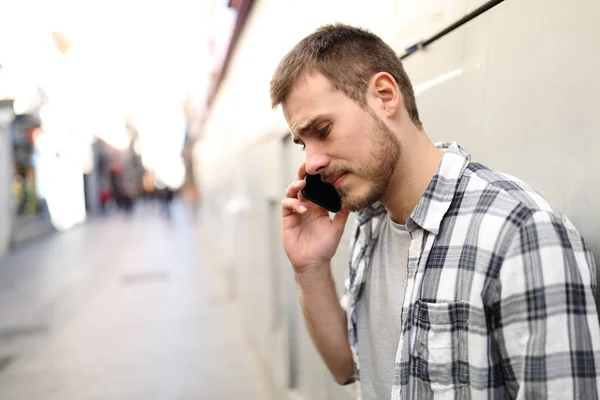 Visão Lateral Retrato Homem Triste Falando Telefone Sozinho Uma Rua — Fotografia de Stock
