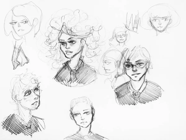 白い紙に黒鉛筆で手描きの様々な女の子と男の子のスケッチ — ストック写真