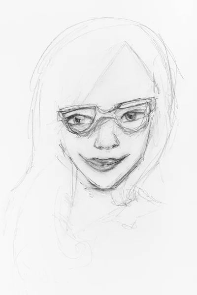 白い紙に黒鉛筆で手描きの眼鏡を持つ笑顔の少女のスケッチ — ストック写真