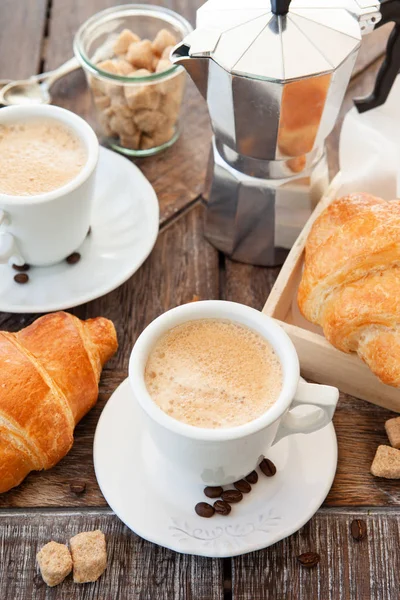 Secangkir Kopi Segar Dengan Gula Batu Coklat Dan Croissant — Stok Foto