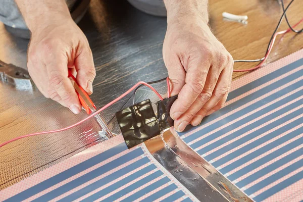 Installazione Film Riscaldamento Infrarossi Carbonio Pavimento Mani Maschili Sono Luoghi — Foto Stock