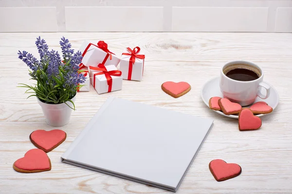 Bodegón Con Libro Taza Café Cajas Regalo Galletas Forma Corazón — Foto de Stock