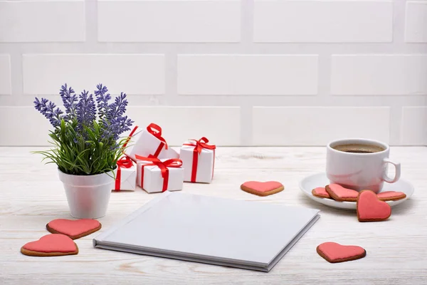 Bodegón Con Libro Taza Café Cajas Regalo Galletas Forma Corazón — Foto de Stock