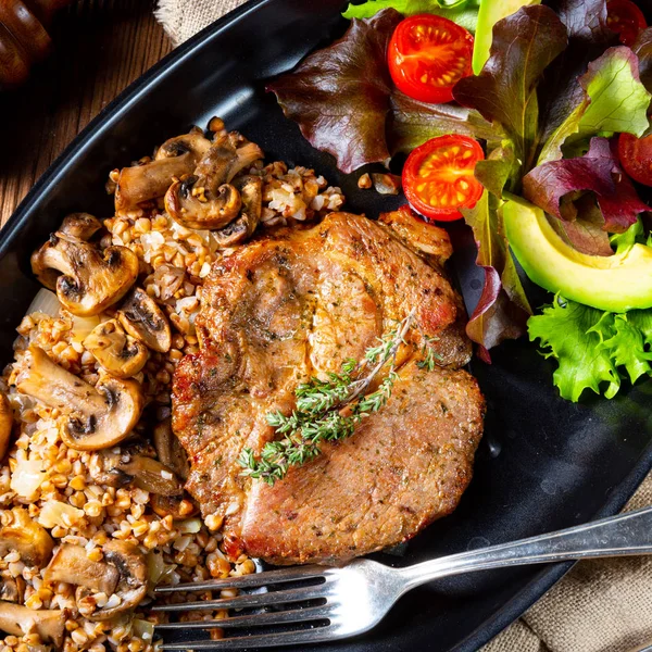 Bife Porco Com Cogumelos Grumos Trigo Mourisco Salada Manga — Fotografia de Stock