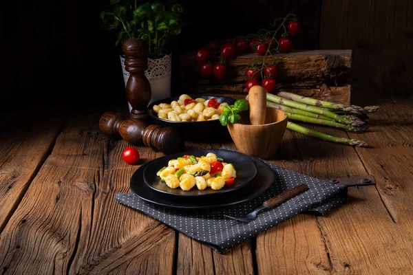 Knapperige Gnocchi Met Geroosterde Asperges Tomaten — Stockfoto