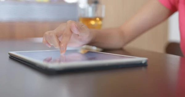 Nahaufnahme Der Nutzung Von Tablet Computern Durch Frauen — Stockfoto