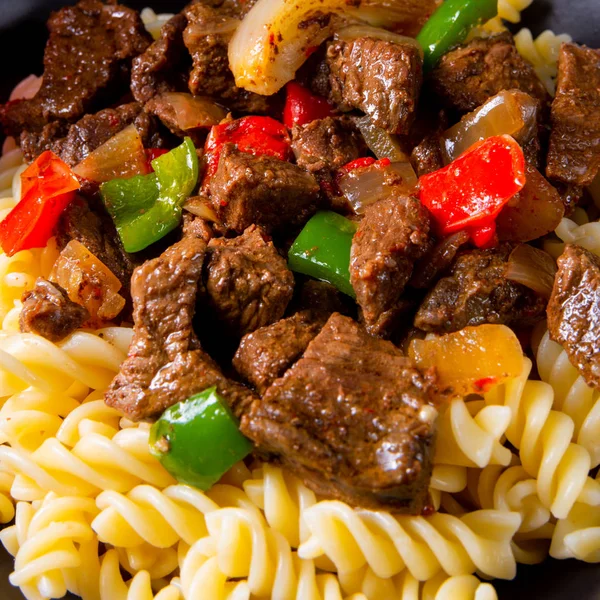 Macarrão Fussili Com Goulash Picante Klaschise Páprica — Fotografia de Stock