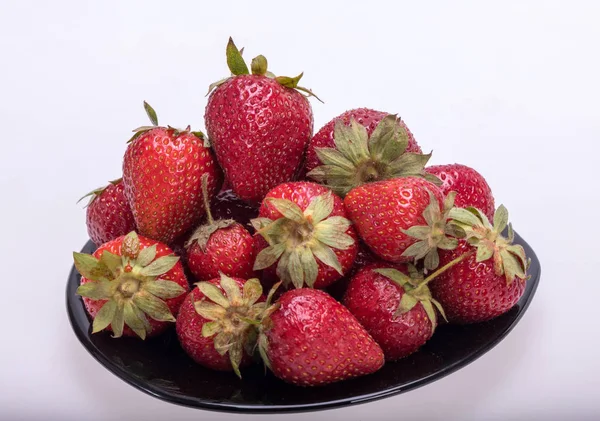 Fresas Frescas Maduras Sobre Plato Negro Aislado Sobre Fondo Blanco — Foto de Stock