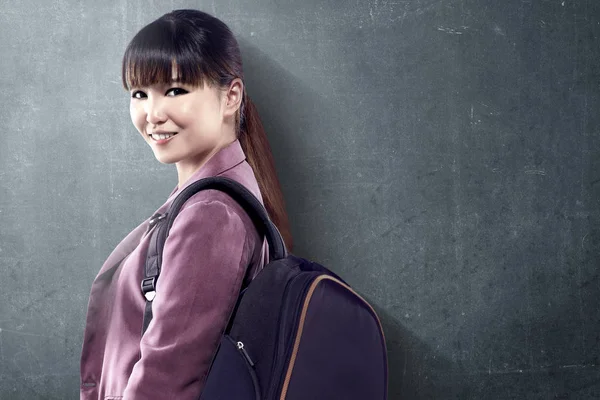 バックパックを持つアジアの学生の女性が立って 黒板の背景で振り返ります 学校の概念に戻る — ストック写真