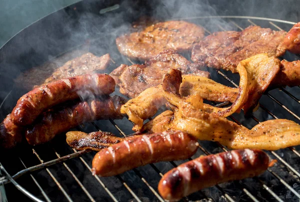 Embutidos Carne Parrilla Malsanos Pero Sabrosos —  Fotos de Stock