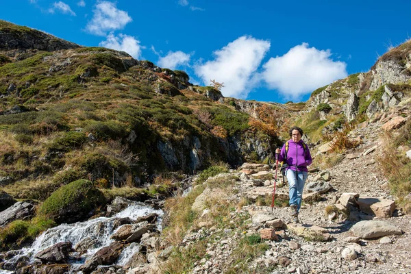 Una Mujer Excursionista Camino Los Pirineos Franceses — Foto de Stock