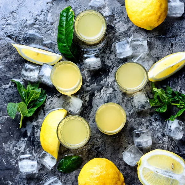 伝統的なイタリアのレモンリキュールリモンチェッロと新鮮なレモン 夏の飲み物 — ストック写真