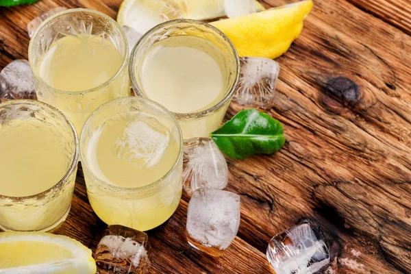 Traditional Italian Lemon Liqueur Limoncello Fresh Lemon Summer Drink — Stock Photo, Image