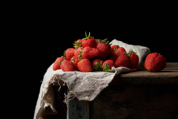 Bunch Fresh Ripe Red Strawberries Gray Linen Napkin Wooden Table — Stock Photo, Image
