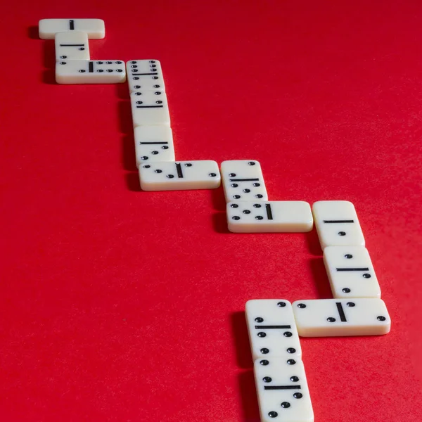 Les Morceaux Jeu Domino Sur Une Surface Couleur Rouge — Photo