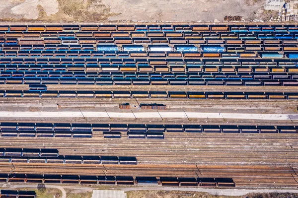 Vrachttreinen Luchtfoto Van Kleurrijke Goederentreinen Het Treinstation Wagons Met Goederen — Stockfoto