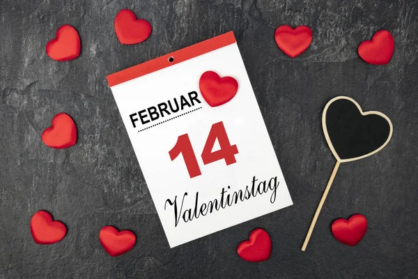 Kleine Samtene Herzen Mit Einem Kalender Valentinstag Bedeutet Auf Deutsch — Stockfoto