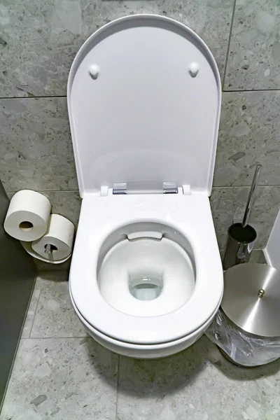 Ren Offentlig Toalett Med Toalett Papper Och Metallic Hink — Stockfoto