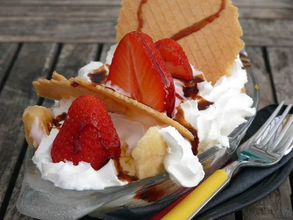 딸기를 곁들인 아이스크림 과으깬 바닐라 — 스톡 사진