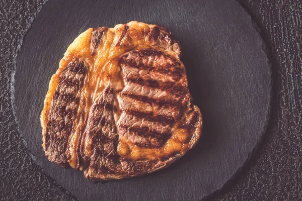 Rindersteak Vom Grill Auf Der Schwarzen Steintafel Ansicht Von Oben — Stockfoto