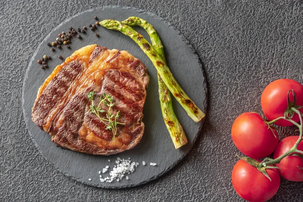 Gegrilltes Rindersteak Garniert Mit Spargel Und Frischen Tomaten Auf Der — Stockfoto