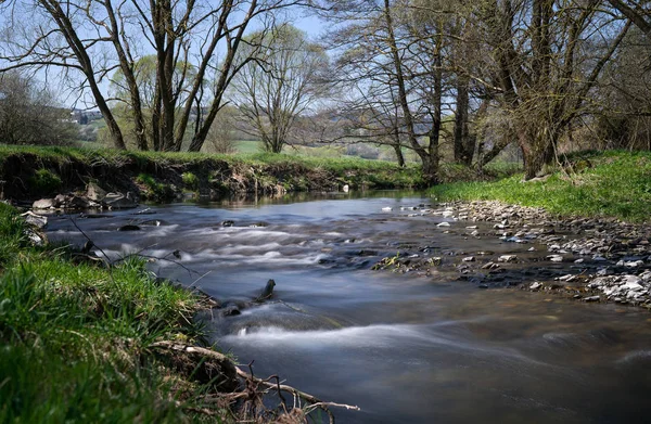 Czas Ekspozycji Rzeki Nuhne Wiosną Niemieckim Regionie Rothaargebirge — Zdjęcie stockowe