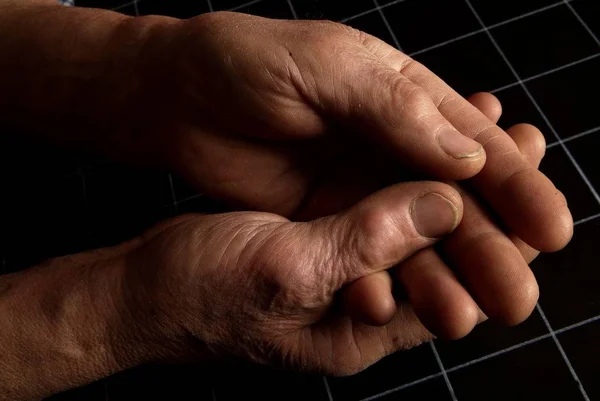 Homens Mãos Posição Algo Fundo Darck Itália — Fotografia de Stock