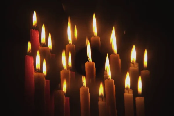 Κεριά Φλόγα Κοντά Μαύρο Φόντο — Φωτογραφία Αρχείου