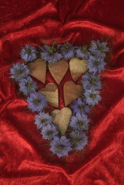 Symbol Kwiatu Ciasteczka Formie Serca Czerwonym Dżemem Miejsce Drewnianym Stole — Zdjęcie stockowe