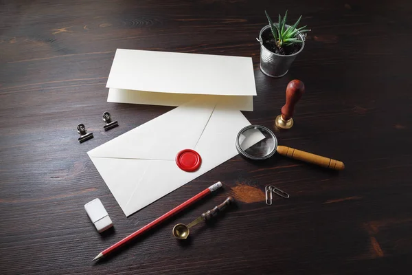 木製の背景に空白の封筒とレトロな文房具 レスポンシブデザインのモックアップ — ストック写真