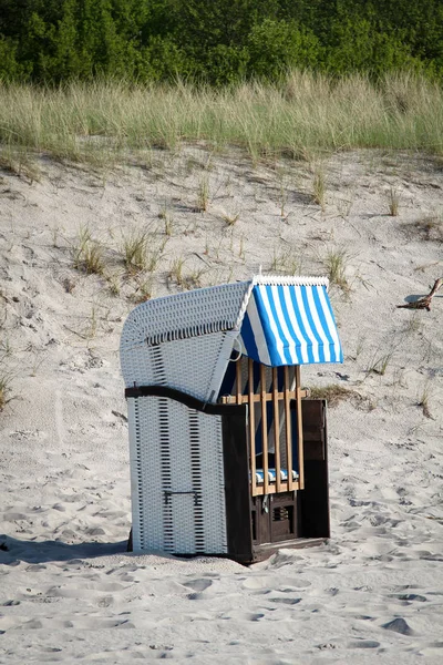 Una Silla Playa Solitaria Encuentra Playa Del Mar Báltico — Foto de Stock