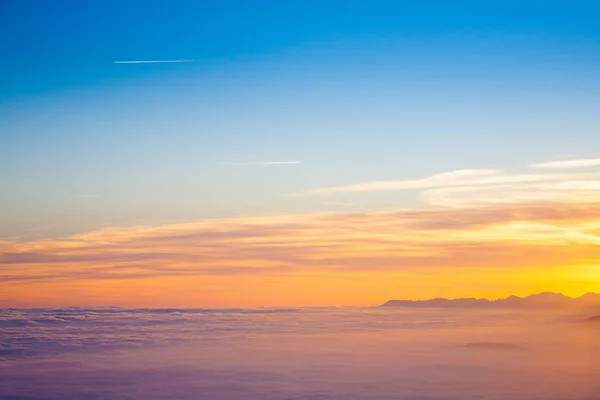 Bergsilhouette Bei Sonnenuntergang Von Den Italienischen Alpen Wolkenhintergrund — Stockfoto