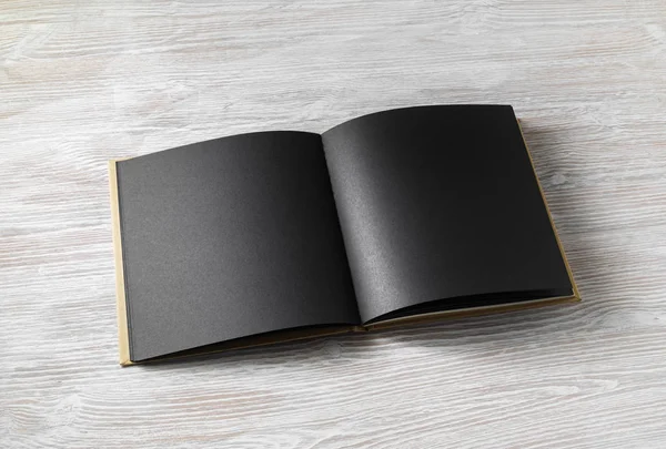 Açık Ahşap Arkaplan Üzerine Boş Siyah Sayfaları Olan Kitap — Stok fotoğraf