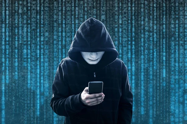Капюшоном Хакер Маскою Тримає Смартфон — стокове фото