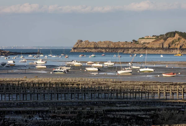 Båtar Torra Land Vid Stranden Vid Lågvatten Cancale Berömda Ostron — Stockfoto