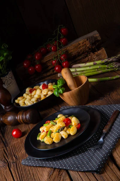 Knapperige Gnocchi Met Geroosterde Asperges Tomaten — Stockfoto