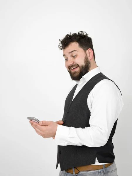 Jeune Homme Barbe Noire Pose Regarde Son Smartphone Devant Fond — Photo